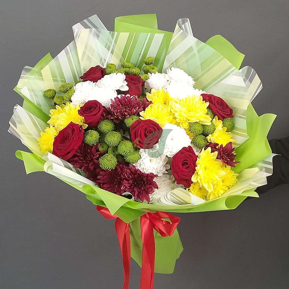 Сборный букет цветов 7 роз и хризантемы