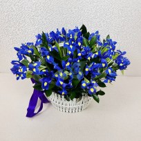 Синие ирисы в корзине