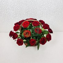 Корзина с красными розами