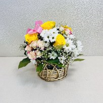 Корзина цветов в подарок на свадьбу