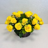 Композиция из желтых роз в корзине