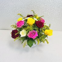 Разноцветные розы в белой корзине