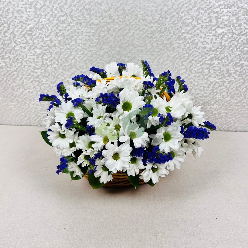 Декоративная корзина с хризантемами
